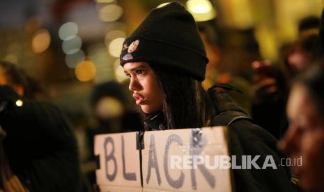  Warga Australia ikut serta dalam aksi unjuk rasa memprotes kematian warga kulit hitam Amerika Serikat George Floyd di tangan polisi Minneapolis, di Sidney, Selasa (2/5). 