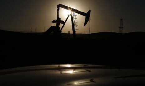 A pump jack is seen at sunrise near Bakersfield, California October 14, 2014.