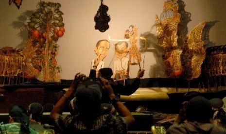 A puppet master plays his traditional puppets in show (file photo)