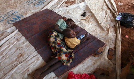 A refugee from South Kordofan and her child rest at the Yida refugee camp in Yida on Wednesday.ith the right formulas, World Bank President Jim Yong Kim is optimistic that extreme poverty can be ended within a generation.  (illustration)