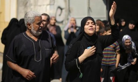 A relative of nine Palestinians from the Abu Nejim family, whom medics said were killed by an Israeli air strike, mourns during their funeral in Jabaliya refugee camp in the northern Gaza Strip August 4, 2014.