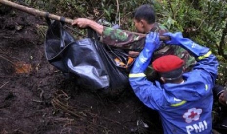 A rescue team evacuates a body bag containing the bodies of victims from the Russian Sukhoi Superjet 100 which crashed in Mount Salak near Bogor of the Indonesia's West Java province.