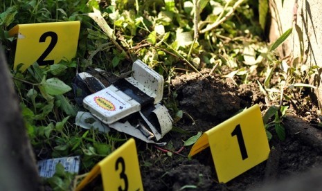 A resident of Poso find an assembly bomb in Poso, Central Sulawesi, last week. (file photo).  