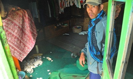 A resident shows his house after the earthquake on April 19. (file photo)