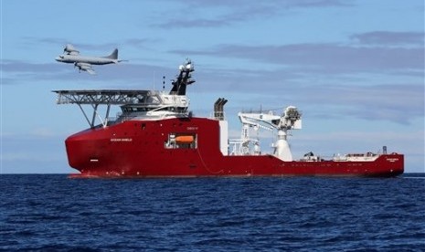 A Royal Australian Air Force AP-3C Orion flies to drop sonar buoys to assist in the acoustic search of the missing Malaysia Airlines Flight 370 in the southern Indian Ocean. (File photo)