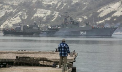 A Russian navy ship enters the Crimean port city of Sevastopol March 4, 2014. 