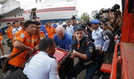 A Russian search and rescue team loads their equipment after arriving on a Beriev Be-200 amphibious plane to support the search for Indonesia AirAsia flight QZ8501, at the airport in Pangkalan Bun, Central Kalimantan January 3, 2015.