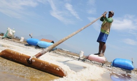 A salt farmer in Cirebon, West Java (illustration)