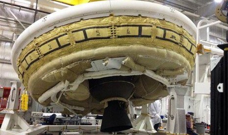 A saucer-shaped test vehicle known as a Low Density Supersonic Decelerator holding equipment for landing large payloads on Mars is shown in Kauai, Hawaii. (File photo)