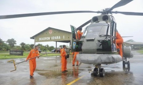 A search and rescue squad from the Indonesian Airforce prepare to depart on a Puma helicopter to take part in the search for the missing AirAsia Flight QZ8501, from a base in Kubu Raya, West Kalimantan, on December 28, 2014.