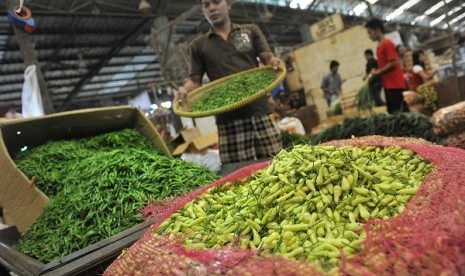 A seller arranges pepper at a traditional market in Jakarta. Microf business has potential to boost national economic growth. (illustration)