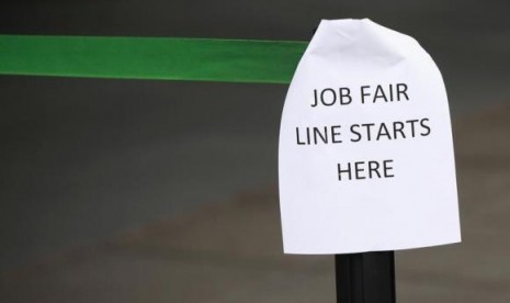 A sign marks the entrance to a job fair in New York October 24, 2011. (Illustration)