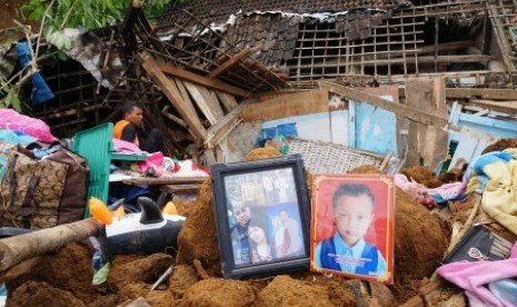 A social worker digs in a location near a house in Jemblung, Banjarnegara, Central Java, on Sunday December 14. 