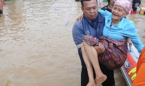 A social worker helps an eldery woman in Tebet, Jakarta, on Wednesday. 