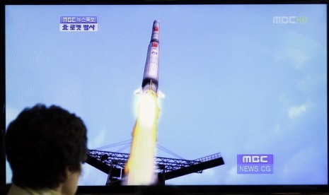 A South Korean woman watches a TV news report showing a computer generated image of North Korea's long-range rocket at Seoul train station in Seoul, South Korea, Friday, April 13, 2012.