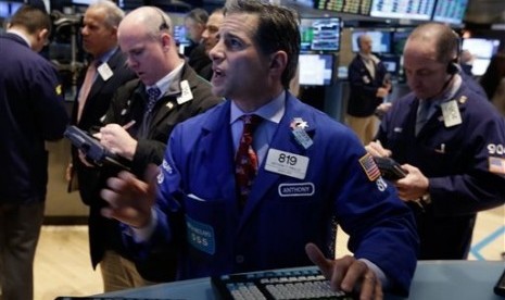 A specialist Anthony Rinaldi (center) works on the floor of the New York Stock Exchange, on Jan. 10, 2014. (File photo)