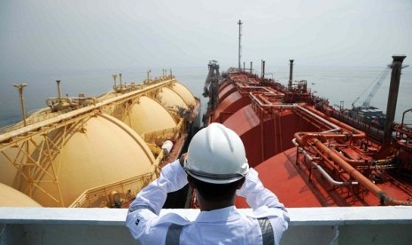 A staff member monitors LNG transfer from a carrier to floating storage and regasification unit (FSRU) in Jakarta. (illustration)  