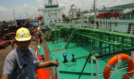 A staff member works in tankship belongs to Pertamina in Tanjung Perak, Surabaya, East Java. (illustration)