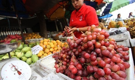 A street vendor arranges the fruit display in Tanah Abang, Jakarta. The Dutch government through NufficNeso Indonesia has provided ten scholarships on tailor made training program in the field of horticulture to Indonesia`s Ministry of Agriculture. The Net