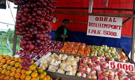 A street vendor sells imported fruits in Bekasi, West Java. Indonesian import on goods shows an increase of 0.75 percent year on year. (illustration)