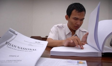 A student with disability, Zevi Sutanta, reads his examination sheet in braille, in SMP Luar Biasa (LB) Pelita Bangsa, Jombang, East Java, on Monday.