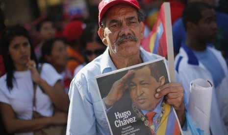 A supporter of Venezuelan President Hugo Chavez attends a gathering outside Miraflores Palace in Caracas January 10, 2013.