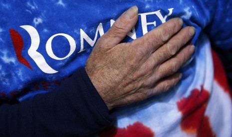 A supporter puts his hand on his heart for the U.S. Pledge of Allegiance at a campaign rally for Republican presidential nominee MittRomney in Des Moines, Iowa November 4, 2012.   