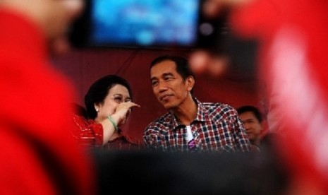 A survey shows that Governor of Jakarta Joko Widodo (right) 'beats' his senior, Chairwoman of PDIP, Megawati (left) for president. (file photo)