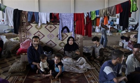 A Syrian family, who fled their home due to government shelling, take refuge at Bab Al-Salameh crossing border, hoping to cross to one of the refugee camps in Turkey, near the Syrian town of Azaz. (file photo)  