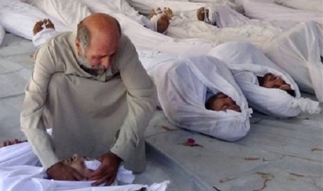 A Syrian man mourns over a dead body after an alleged poisonous gas attack fired by regime forces, according to activists, in Douma town, Damascus, Syria, recently. (file photo)