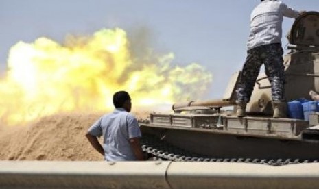 A tank belonging to the Western Shield, fires during a clash with rival militias in west of Tripoli, Friday. The worst violence since the 2011 rebellion in Libya has triggered human trafficking. (Illustration)