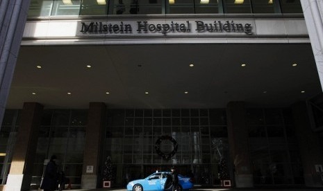 A taxi stops outside the Milstein Hospital Building at the NewYork-Presbyterian Hospital where US Secretary of State Hillary Clinton was hospitalized in New York, December 31, 2012.   