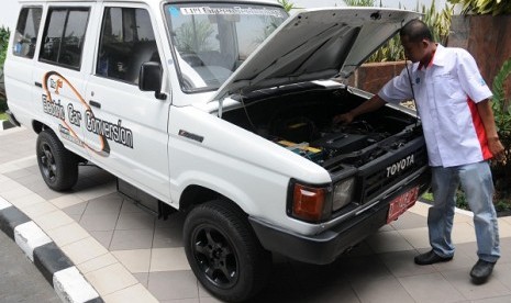 A technician examines a prototype of electric car, modified by Indonesian science agency (LIPI). In the future, the price of hybrid car will be on a par with non-hybrid one. (illustration)    