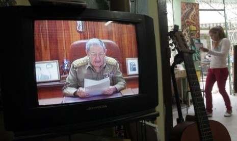 A television shows Cuba's President Raul Castro speaking during a television broadcast in Havana December 17, 2014. 