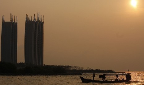 Perahu tradisional melintasi di perairan Muara Baru, Jakarta. Pemerintah berencana membangun tanggul laut raksasa guna mengurangi bencana banjir di wilayah DKI Jakarta. (illustration) 