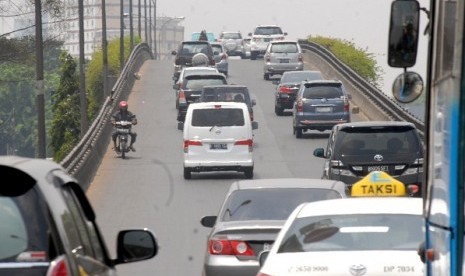 A traffic condition in Cempaka Putih, Jakarta. Intelligent Transportation System (ITS) will help car users to know the traffic condition so as to take more efficient alternative road to reach their destination without being trapped in traffic jam. 