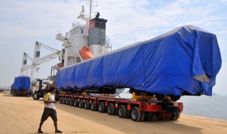 A train couches is ready to be shipped from Tanjung Perak in Surabaya to Malaysia on Thursday. Indonesia exports eight train couches to its neighbor.