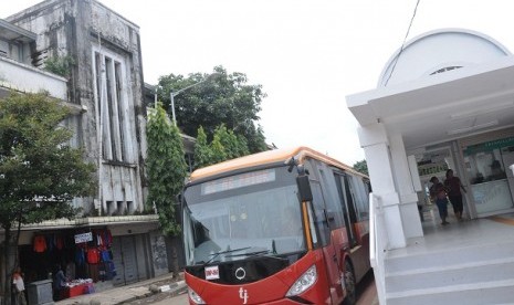 A Transjakarta bus stops at a bus station near Fatahillah Museum in Jakarta. (illustration)