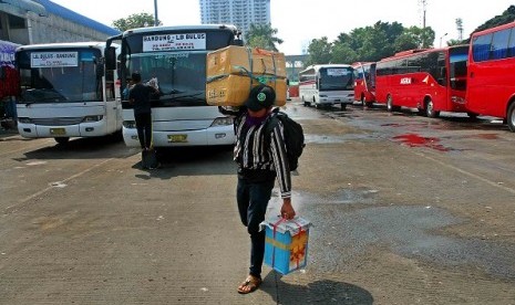 A traveller returns ro Jakarta after Eid al Fitr holidays. (illustration)