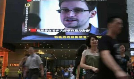 A TV screen shows a news report of Edward Snowden, a former CIA employee who leaked top-secret documents about sweeping US surveillance programs, at a shopping mall in Hong Kong. (file photo) 