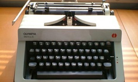 A typewriter (illustration)