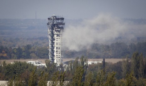 A Ukrainian national flag flies atop the traffic control tower of the Donetsk Sergey Prokofiev International airport hit by recent shelling in Donetsk, eastern Ukraine, September 30, 2014. Seven Ukrainian soldiers were killed when separatist shelling hit t