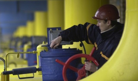 A Ukrainian worker operates valves in a gas storage and transit point in Boyarka, just outside Kiev, on Tuesday, Jan. 3, 2006. Russian gas monopoly Gazprom reduced gas supplies to Ukraine on Monday over a long-running debt dispute that has marred relations