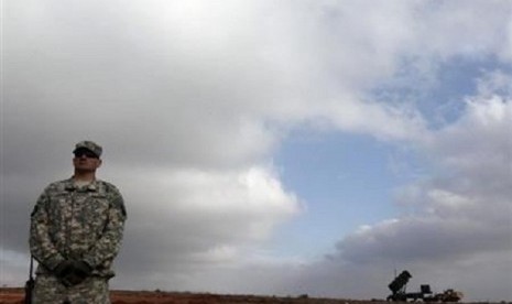 A US soldier stands guard near a US Patriot missile system at a Turkish military base in Gaziantep February 5, 2013. (file document)