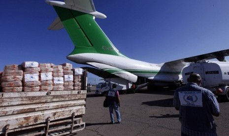 A vehicle carrying food and medical supplies, which are from Libya and bound for Gaza, is unloaded into an airplane at Tripoli's Mitiga's airport November 20, 2012. The Libyan government has expressed solidarity with Gaza civilians and are against Israel's