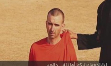 A video purportedly showing threats being made to a man Islamic State (IS) named as David Haines by a masked IS man in this still image from video released by Islamic State September 2, 2014.