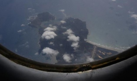 A Vietnam Air Force aircraft AN-26 flies over Con Dao island during a mission to find the missing Malaysia Airlines flight MH370, March 12, 2014. 