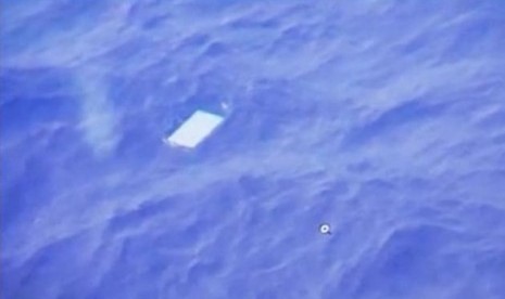 A view of an object floating in the water is seen on a computer screen onboard a Royal New Zealand Air Force (RNAF) plane on March 28, 2014.