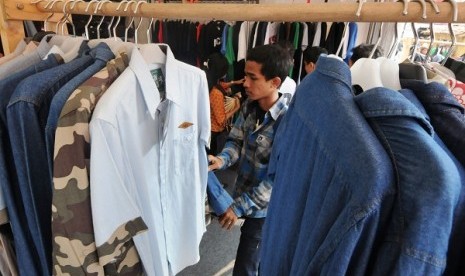 A visitor sorts some fashion products in an exhibition in Jakarta this month. (illustration)