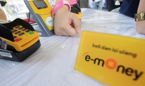 A visitor tries e-money bracelet, new innovation provided by Bank Mandiri. (file photo)    